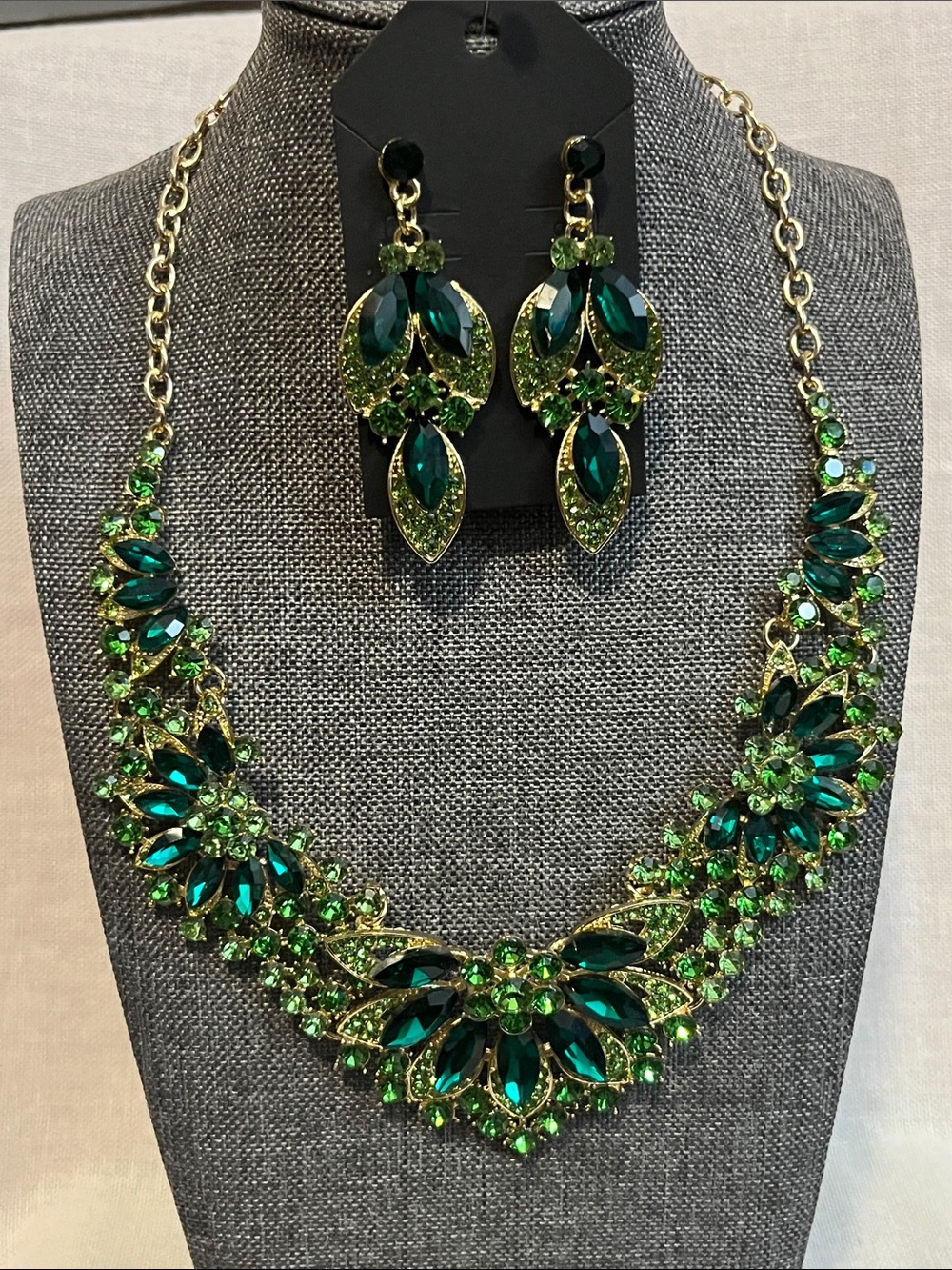 Beautiful Emerald Green Crystal Statement Necklace & Earrings Set